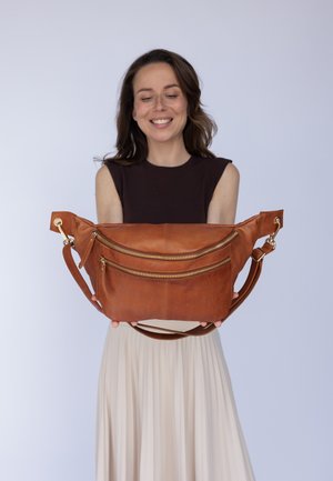 Gusti Leder, GÜRTEL FREYA - Heuptas - braun