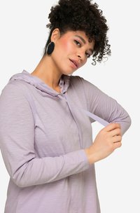 Světle fialová mikina s texturovanou tkaninou, kapucí s krajkovým lemem a předním vázáním. Dlouhé rukávy a volný střih.