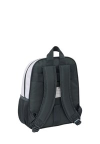 Zaino con tessuto scuro, accenti bianchi, spallacci imbottiti, maniglia superiore e tasca laterale in rete. Presenta un portanome sul retro.