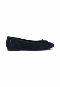 Ballerina in suede blu navy con piccolo fiocco frontale ed emblem a logo dorato sul tallone, suola piatta, punta arrotondata, vista laterale.