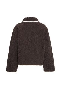 Σκούρο καφέ, χνουδωτό fleece μπουφάν με μακριά μανίκια και γιακά, εμφανίζεται από πίσω σε λευκό φόντο.