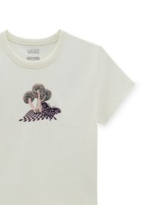 Korte mouwen crèmekleurig t-shirt met verfijnde borduursels van paddenstoelen en een vlinder op een geruit patroon, met een zachte stoftextuur.