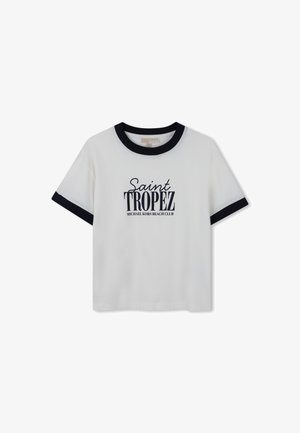Witte korte mouw T-shirt met marineblauwe kraag en manchetten, met zwarte tekst "Saint Tropez Michael Kors Beach Club".