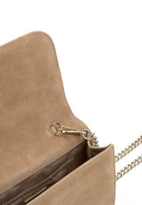 Bolso de ante beige con cadena, que cuenta con un interior suave, herrajes en dorado y un cierre de solapa sencillo.
