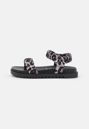 Sorte platform sandaler med en leopardprintet stofrem med elastisk samling, flad sål og tekstureret sål for godt greb.
