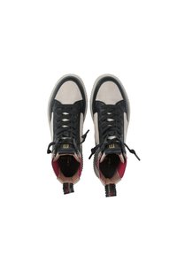 Sneakers alte con tomaia in pelle nera, pannello in suede grigio, suola in gomma testurizzata e dettagli in tessuto rosso sul collo.