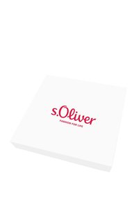 Witte rechthoekige doos met het s.Oliver-logo en de slogan "FASHION FOR LIFE" in vet rood tekst aan de bovenkant. Gladde, matte afwerking.