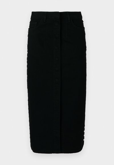 Fekete farmer midi szoknya egyenes szabással, elülső zsebekkel és díszítő fémalkatrészekkel az oldals seams mentén. Az egész anyag sima textúrájú.