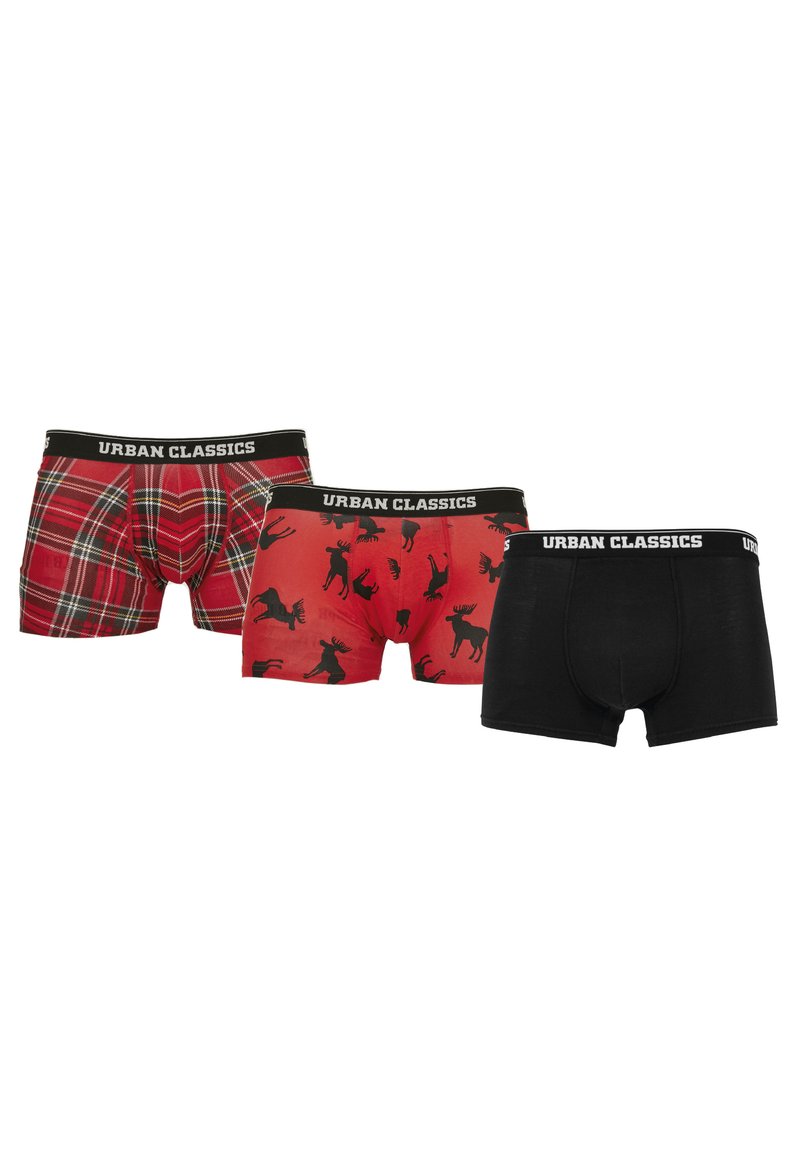 Drei Paar Herrenboxershorts: eine rotkariert, eine rot mit schwarzem Elchmuster und eine einfarbig schwarz, alle mit Urban Classics-Branding am Bund.