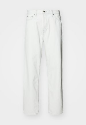 Blugi din denim alb cu croială dreaptă, design cu cinci buzunare, închidere cu nasture și detalii de cusătură discrete. Textură netedă și stil minimalist.