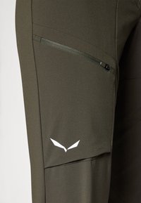 Calças verde-oliva escuras apresentam um bolso com fecho no coxa, textura suave e um pequeno logótipo branco na lateral para marcação.