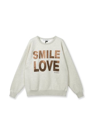 Hellgrauer Pullover mit langen Ärmeln, vorne mit großem, metallisch bronzefarbenem Schriftzug "SMILE LOVE" und kleinem "10DAYS" Logo darunter.