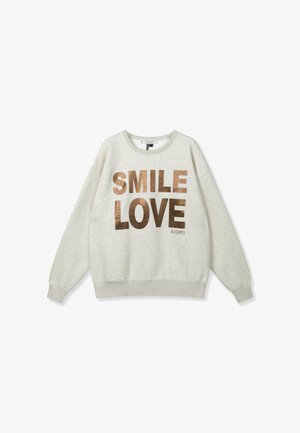 Sudadera gris claro con mangas largas, con un gran texto metálico en bronce "SMILE LOVE" en el frente y un pequeño logotipo "10DAYS" debajo.