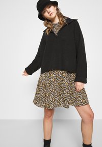 JDY PIPER - Vestido camiseiro - black/yellow