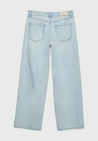 Hellblau gewaschene Jeans mit weitem Bein, zwei Gesäßtaschen, Gürtelschlaufen und einem kleinen rechteckigen Markenlabel am Bund.