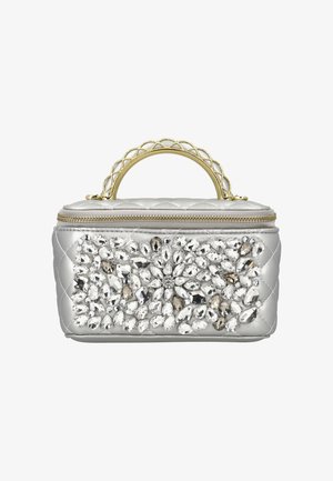 Geantă de mână argintie matlasată, cu mâner împletit auriu și un grup mare de pietre decorative transparente și bej pe panoul frontal.