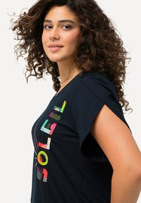 Ulla Popken FUNKTIONS SOLEIL, V-AUSSCHNITT, HALBARM - Triko s potiskem