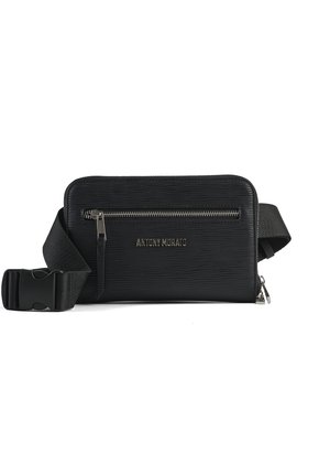 Marsupio nero testurizzato con tasca frontale con cerniera, tracolla regolabile e logo in metallo "Antony Morato" sulla parte anteriore.