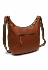 Borsa a spalla in pelle marrone con forma curvata, tracolla regolabile, chiusura con zip e tasca frontale con una piccola zip.