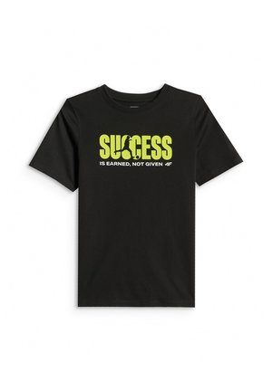 Czarny t-shirt z krótkim rękawem z żółtym napisem "SUCCESS" i sylwetką biegacza w literach, a następnie białym napisem "IS EARNED, NOT GIVEN."