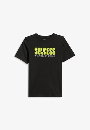 Czarny t-shirt z krótkim rękawem z żółtym napisem "SUCCESS" i sylwetką biegacza w literach, a następnie białym napisem "IS EARNED, NOT GIVEN."