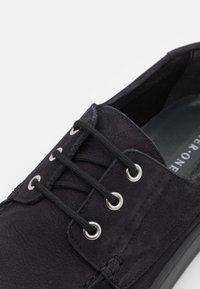 Pier One LEATHER - Sapatos casuais com atacadores - black