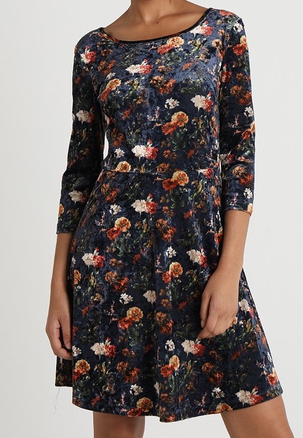 Robe en velours bleu marine pour femme avec imprimé floral orange, blanc et rouge, manches trois-quarts et taille cintrée.