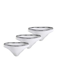 Tre perizomi bianchi in cotone con un ampio elastico nero che presenta la scritta "Calvin Klein" stampata lungo il bordo superiore.