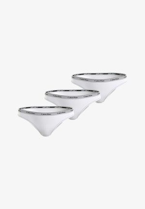 Drei weiße Baumwollstrings mit einem breiten schwarzen Bündchen, auf dem der Text "Calvin Klein" um den oberen Rand gedruckt ist.