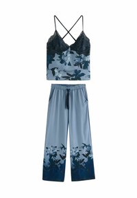 Completo pigiama con stampa floreale, composto da un top in pizzo scuro e pantaloni satinati di un blu chiaro con accenti floreali più scuri all'orlo.
