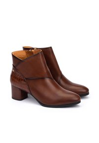 Bottines en cuir marron avec un bout pointu, accent en crocodile texturé sur le côté, et un talon carré. Fermeture éclair sur le côté pour plus de confort.