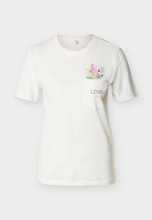 Biela košeľa s krátkym rukávom a okrúhlym výstrihom, predné vrecko s nápisom „LOVE“, drží kyticu ružových a zelených kvetov.