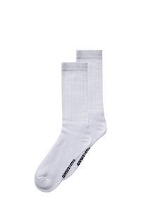 Hvide bomuldscrew-sokker med ribbet tekstur, der har et sort logo ved anklen. Glat finish, standard længde, velegnet til daglig brug.