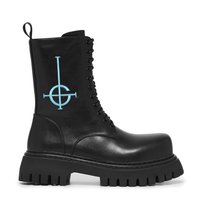 Μαύρη δερμάτινη στρατιωτική μπότες με παχιά σόλα, που διαθέτει μπλε γραφικά σχέδια στο κορμό, κορδόνια μπροστά και χερούλι στην φτέρνα.