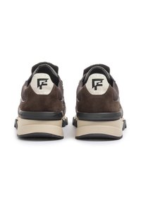 Sneaker in camoscio e rete marroni con suola in gomma beige, dotate di un logo sul tallone e dettagli neri a contrasto sulla linguetta e sulla suola.