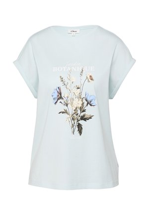 T-shirt azzurro chiaro a maniche corte con risvolti, stampa floreale con fiori blu e bianchi, e scritta "Jardin Botanique" sul davanti.