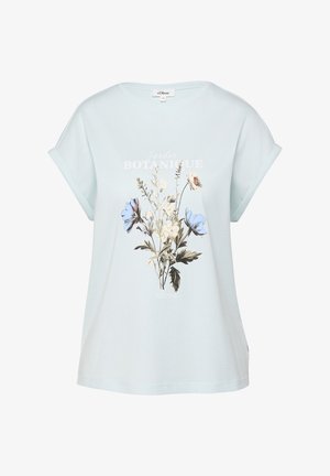 T-shirt bleu clair à manches courtes avec revers, imprimé floral avec des fleurs bleues et blanches, et texte "Jardin Botanique" à l'avant.