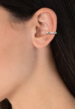 Sølv hoop ørering med et glat, slankt design, der har en minimalistisk æstetik og en poleret overflade, båret på øret.