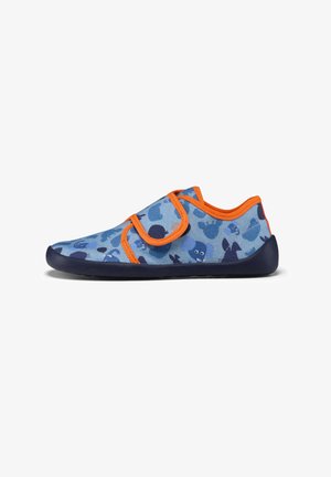 Chaussures en tissu bleu confortables avec des motifs ludiques bleu foncé et turquoise, des accents orange, et une lanière Velcro sécurisée. Semelle noire.