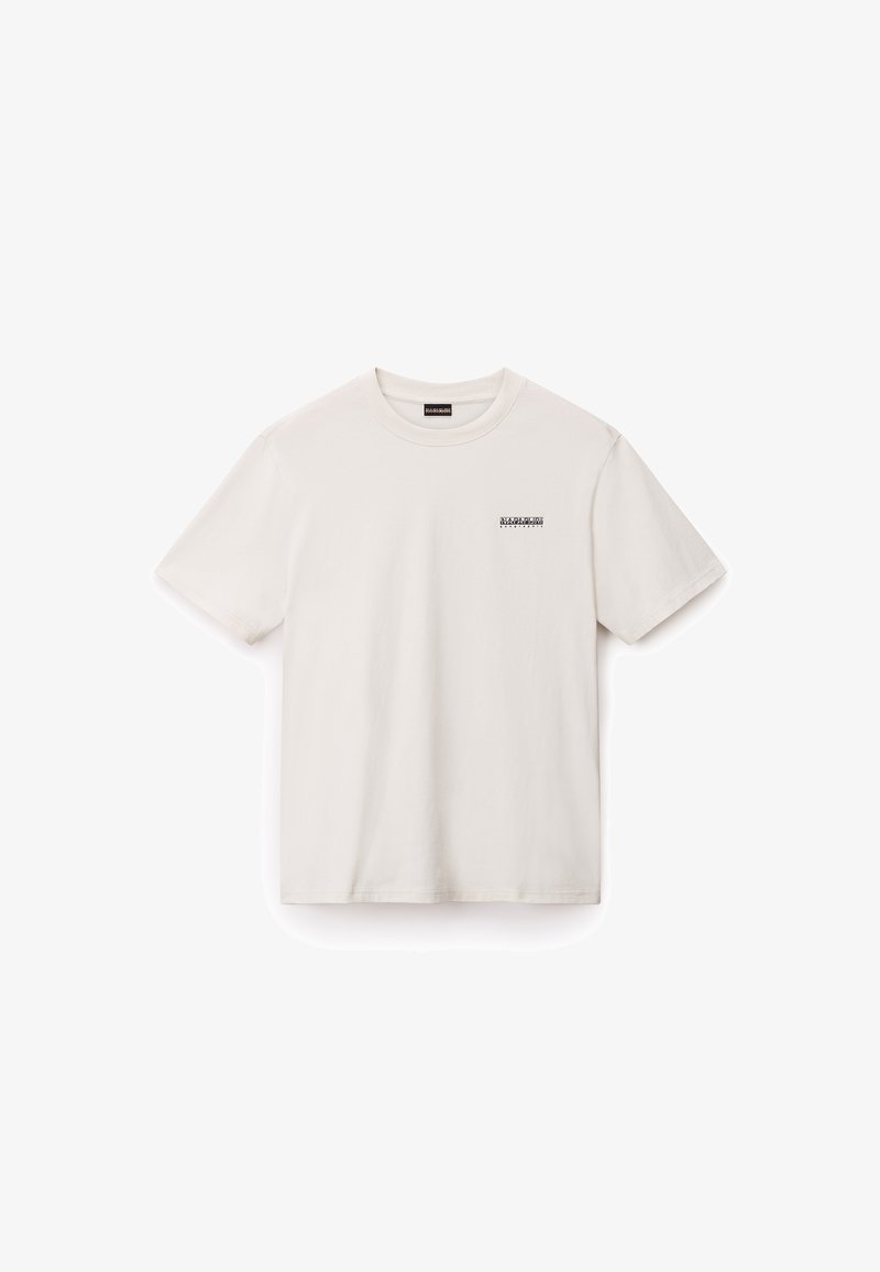 Λευκό κοντομάνικο μπλουζάκι με στρογγυλή λαιμόκοψη, με μικρό μαύρο λογότυπο στο αριστερό μέρος του στήθους και ετικέτα με επωνυμία στον λαιμό.