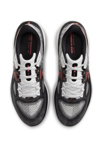 Nike Performance VOMERO - Chaussures de running sur route - photon dust black platinum tint hyper punch