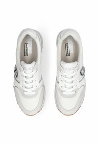 Baskets blanches en mesh et cuir, bout rond, lacets plats et accents latéraux. Dispose d'étiquettes de marque sur la languette et la semelle intérieure.