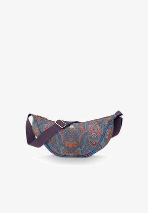 Blauwe, halvemaanvormige schoudertas met ingewikkelde paisley patronen in oranje, rood en groen, met een gestreepte, verstelbare schouderriem.