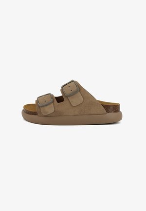 Sandali scivolati in suede marrone con due cinturini regolabili a fibbia, una soletta morbida e testurizzata e una suola in gomma resistente con una leggera curvatura.
