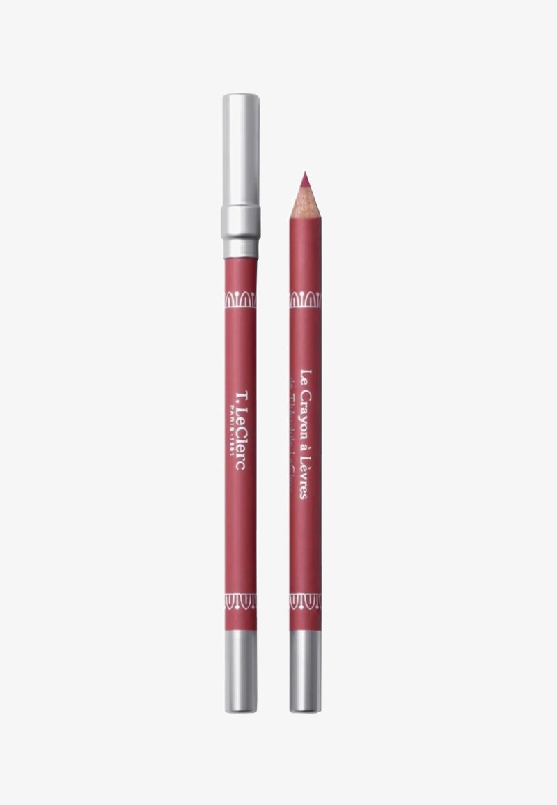 Crayon à lèvres avec un corps rouge foncé mat et un capuchon argenté. La pointe est taillée, mettant en valeur le bord pointu du crayon. Du texte sur le corps indique la marque et le type de produit.