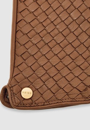 Accesorio de cuero trenzado marrón con una superficie texturizada, que presenta un detalle de metal dorado en el que está grabado "REISS". Los bordes están cosidos.