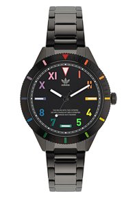 Montre en acier inoxydable noir avec un cadran rond, des marqueurs d'heure multicolores, des aiguilles blanches et une lunette noire avec un bord texturé.