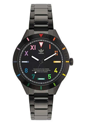 Montre en acier inoxydable noir avec un cadran rond, des marqueurs d'heure multicolores, des aiguilles blanches et une lunette noire avec un bord texturé.