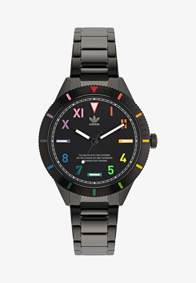 Črno nerjaveče jekleno uro s okroglo številčnico, večbarvnimi oznakami za ure, belimi kazalci in črnim okvirjem z teksturirano robom.