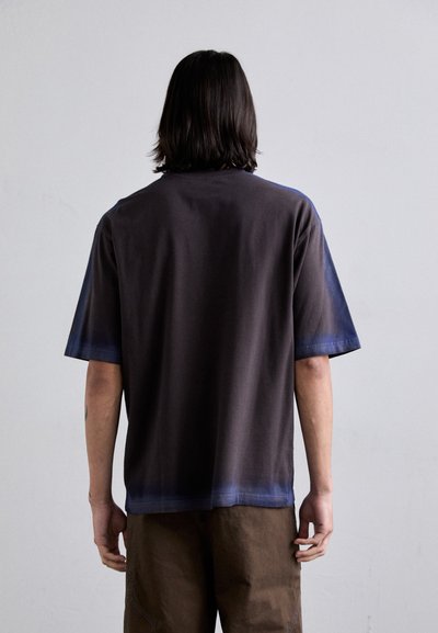 A-COLD-WALL* VERGE - Camiseta estampada - brown